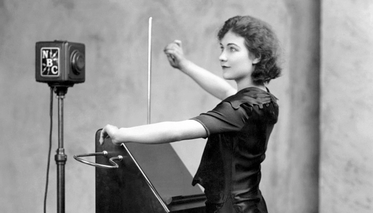 От Ленина до Led Zeppelin: как терменвокс изменил музыку навсегда. Александра Степанова за терменвоксом в студии радио NBC, 1930 год. Фото © Wikipedia / What's On the Air Company