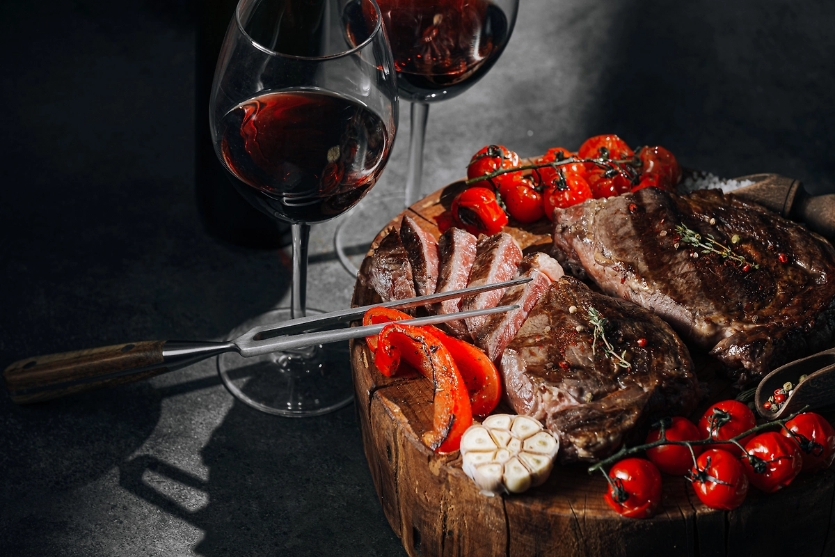 С чем подать стейк — соусы и гарнир. Фото © Shutterstock / FOTODOM / Mikhaylovskiy