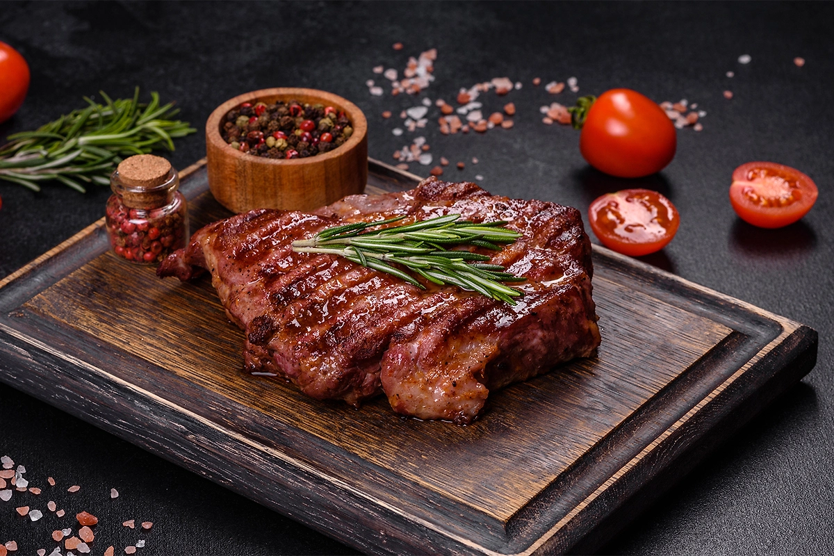 Все секреты стейка как у Гордона Рамзи — от выбора мяса до температуры. Обложка © Shutterstock / FOTODOM / Tetiana Chernykova