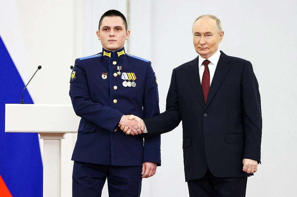 Алексей Асылханов и президент РФ Владимир Путин во время вручения «Золотой звезды» Героя России. Обложка © ТАСС / Артём Геодакян