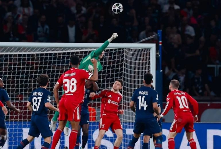 Сафонов отбивает мяч в игре против «Ливерпуля». Фото © Х / Paris Saint-Germain