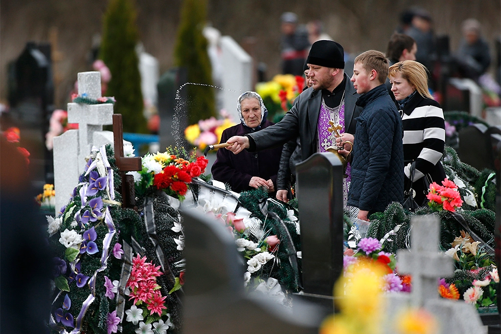 Радоница 2026 в России: будет ли 21 апреля выходным днём. Фото © ТАСС / Sergei Grits / АР 