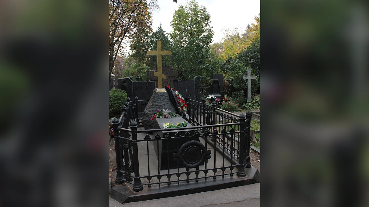 Николай Васильевич Гоголь: кто украл череп писателя из могилы? Могила Н.В. Гоголя на Новодевичьем кладбище. Фото © Wikipedia / Ezhov268