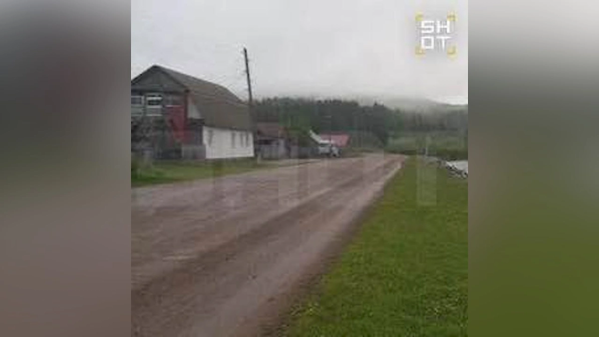 Люди бегут из аномальной зоны под Красноярском. Фото © SHOT