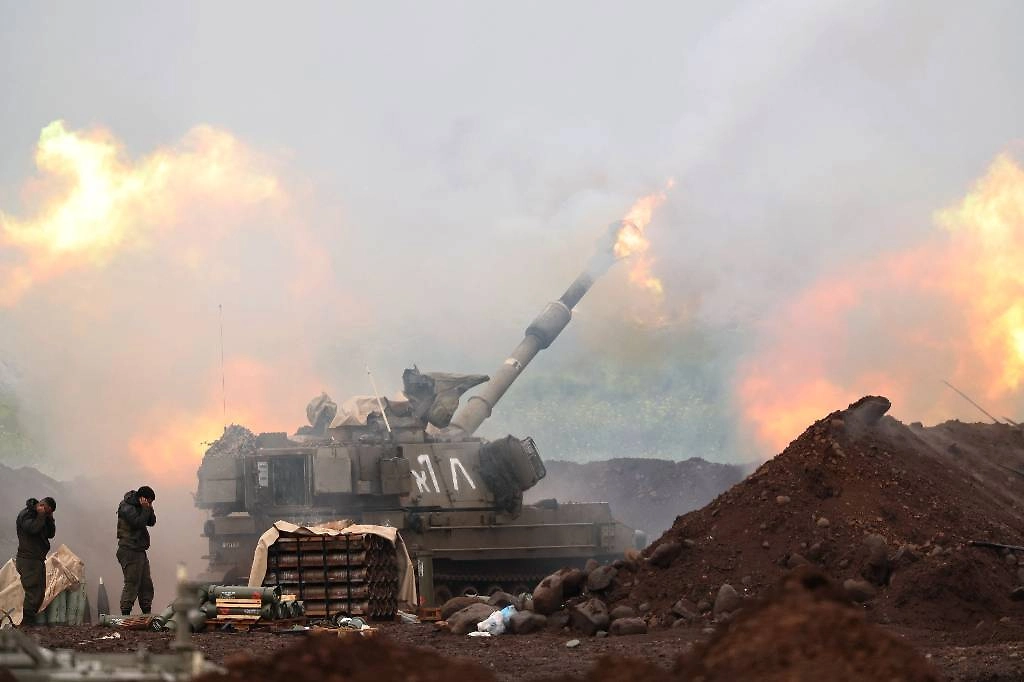 Израильская артиллерия обстреливает Ливан. Обложка © ТАСС / EPA / ATEF SAFADI