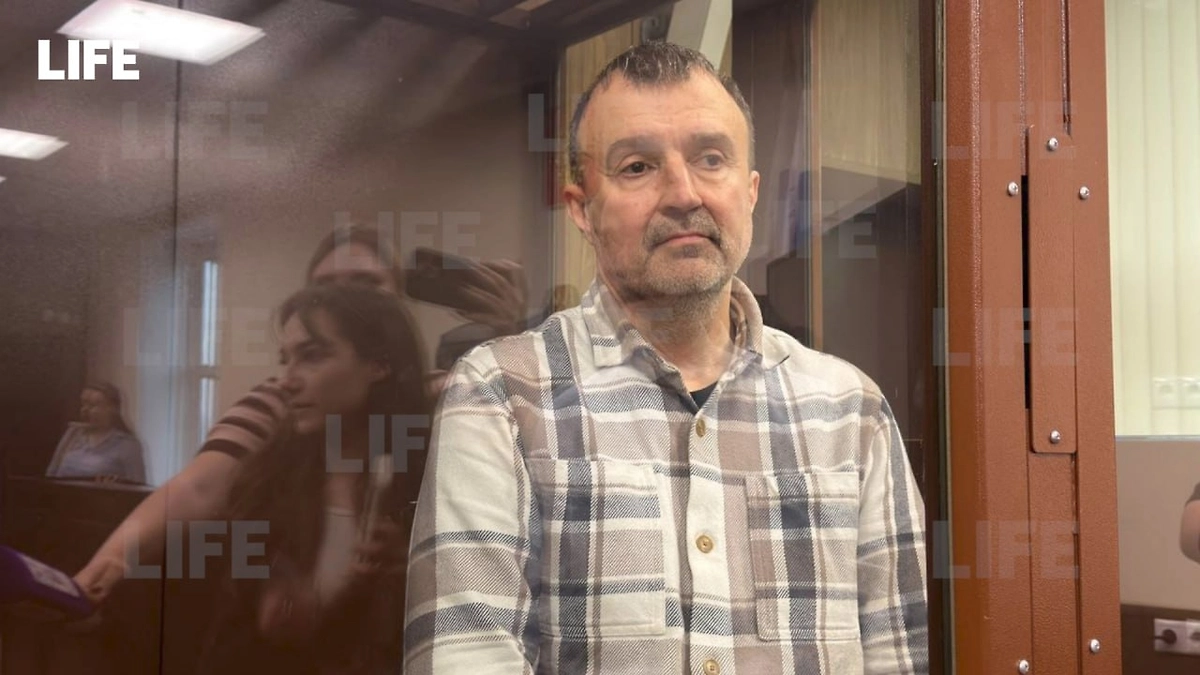 Михаил Кувшинов в «аквариуме» в зале суда. Фото © Life.ru