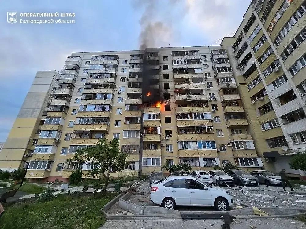 В Белгороде беспилотник ВСУ атаковал многоквартирный дом. Фото © Telegram / Оперштаб Белгородской области