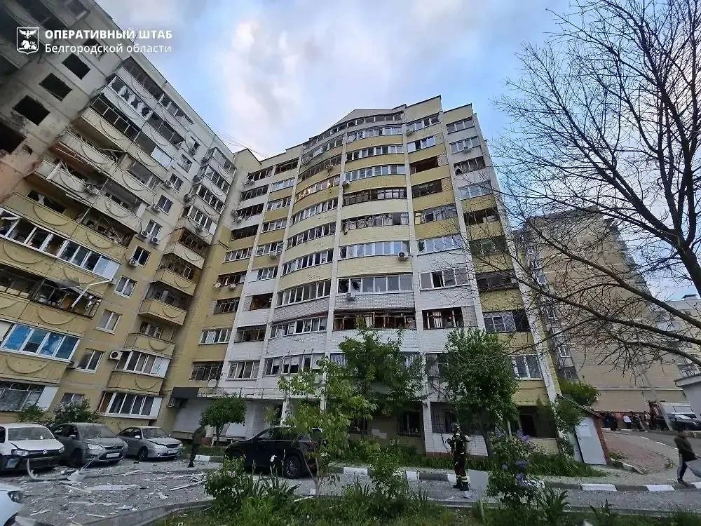 В Белгороде беспилотник ВСУ атаковал многоквартирный дом. Фото © Telegram / Оперштаб Белгородской области