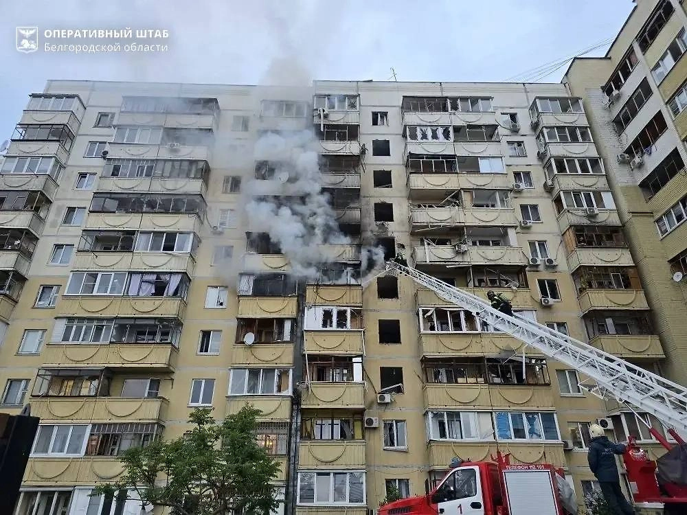 В Белгороде беспилотник ВСУ атаковал многоквартирный дом. Фото © Telegram / Оперштаб Белгородской области