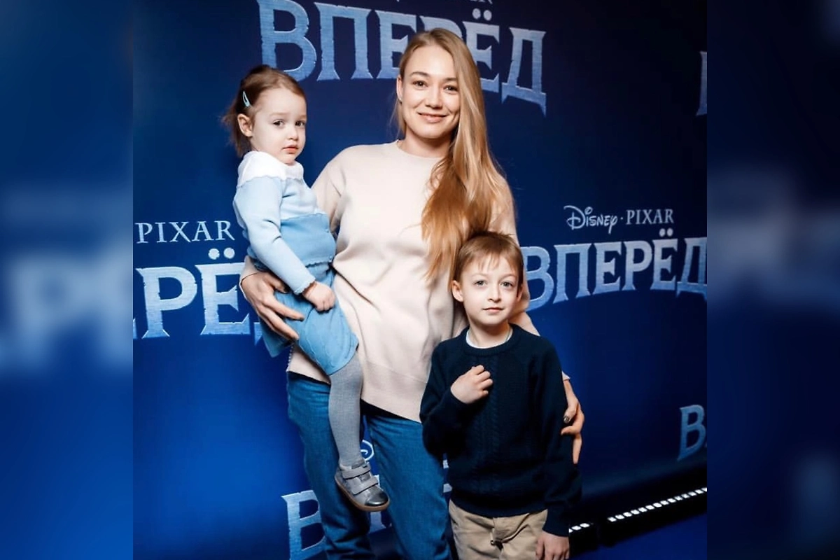 Оксана Акиньшина с дочкой Эмми и сыном Костей. Фото © Instagram (признан экстремистской организацией и запрещён на территории Российской Федерации) / akinshok2013 