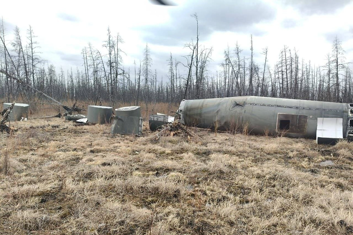 Фрагменты «Союза», обнаруженные в Якутии. Обложка © Telegram / Служба спасения Якутии