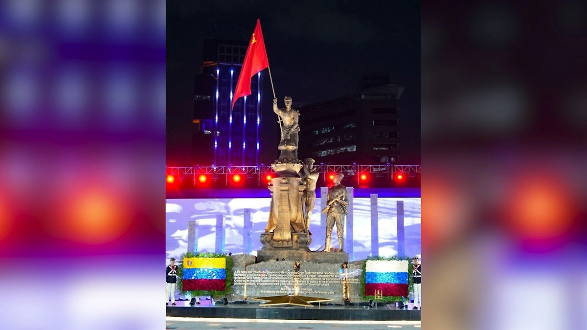 В Каракасе подняли копию Знамени Победы. Фото © Telegram / Посольство России в Венесуэле