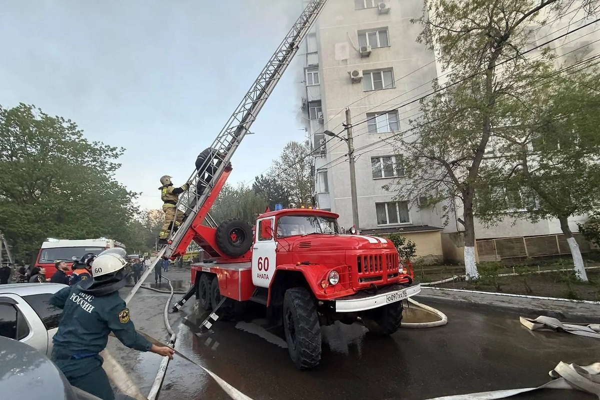 Кубанские пожарные спасли более 50 человек из горящей многоэтажки в Анапе. Фото © Telegram / Светлана Маслова | Глава города-курорта Анапа