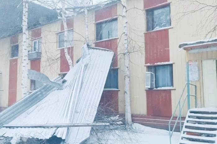  В ХМАО ветром сорвало крышу с многоквартирного дома. Фото © Telegram / Прокуратура Ханты-Мансийского автономного округа -Югры