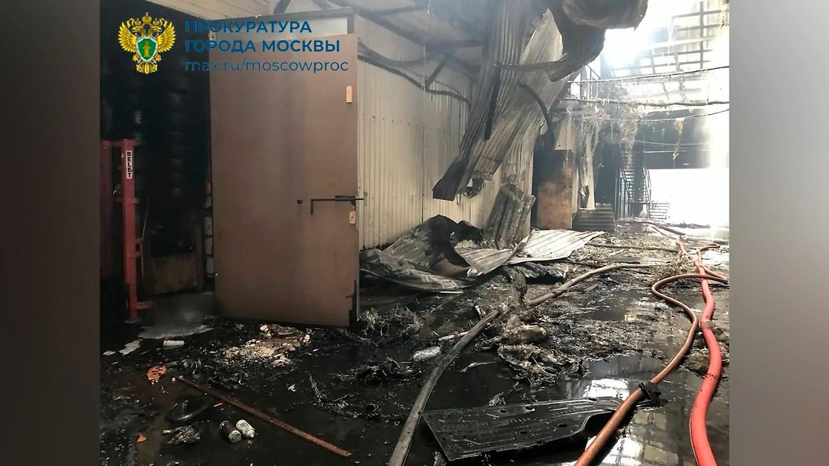 Прокуратура взяла на контроль крупный пожар на Вернисажной улице в Москве. Фото © Telegram / ПРОКУРАТУРА МОСКВЫ
