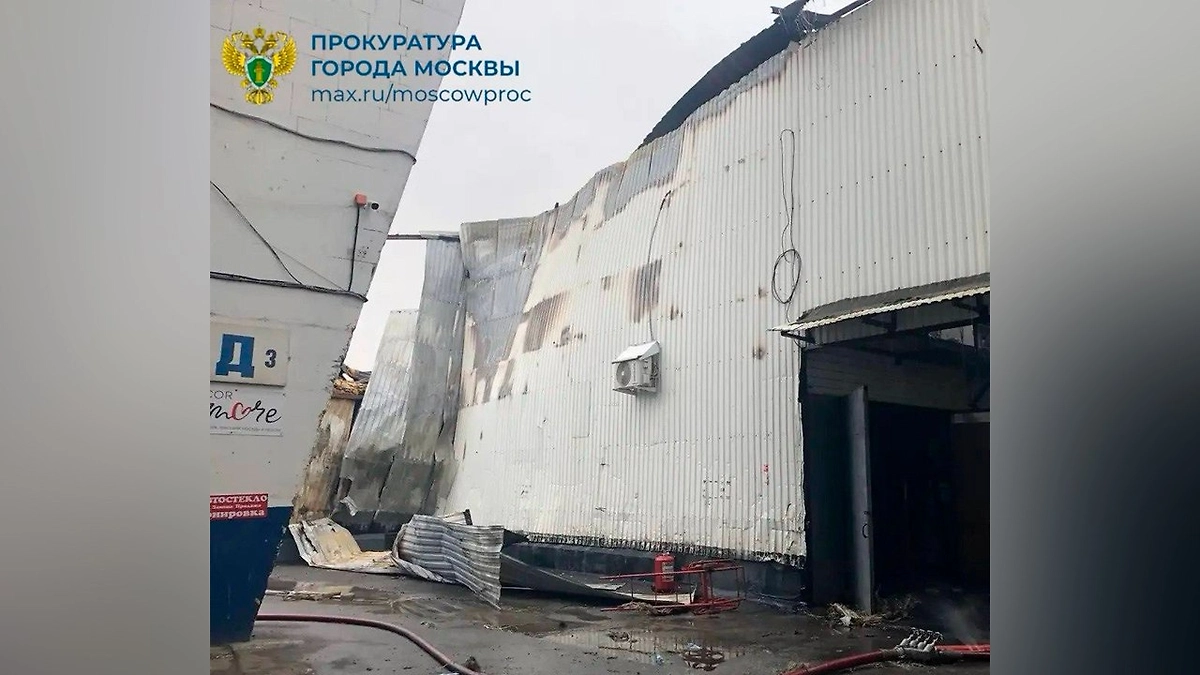 Прокуратура взяла на контроль крупный пожар на Вернисажной улице в Москве. Фото © Telegram / ПРОКУРАТУРА МОСКВЫ