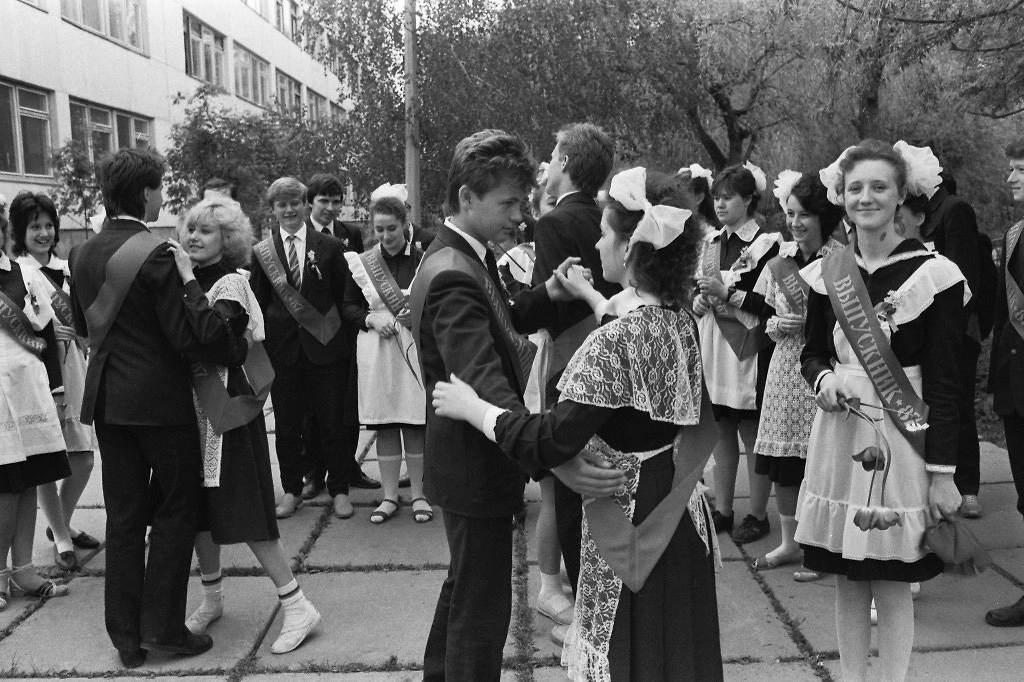 Белые фартуки и банты на последних звонках в СССР. Фото © ТАСС / Анатолий Колесник
