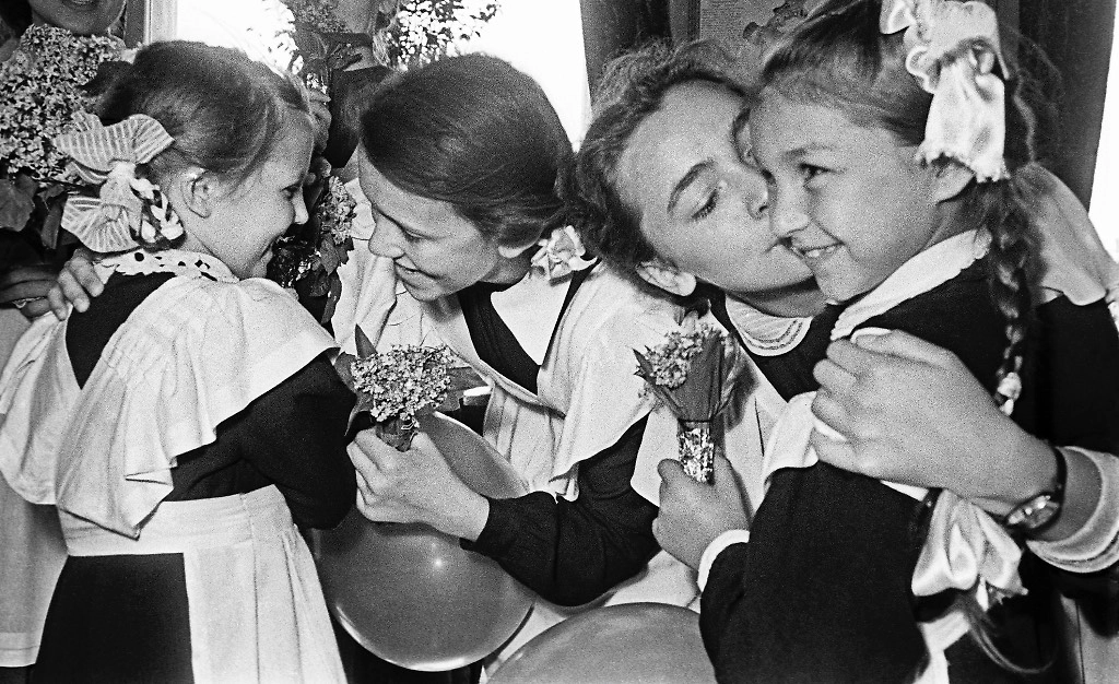 1958. Последний звонок не всегда выглядел официально. Иногда это были объятия, слёзы и попытка запомнить друг друга до взрослой жизни. Фото © ТАСС