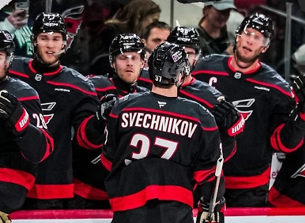 Андрей Свечников. Обложка © Х / Carolina Hurricanes