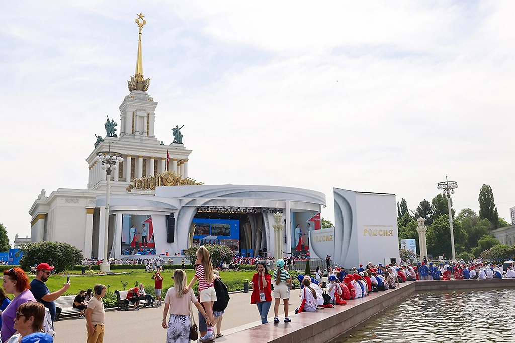 Афиша мероприятий на День защиты детей 1 июня. Фото © ТАСС / Александр Щербак