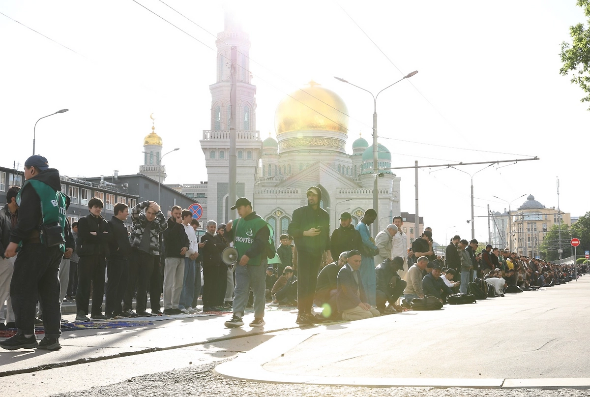 Тысячи мусульман собрались на намаз у Соборной мечети в Москве на Курбан-байрам. Фото © Life.ru
