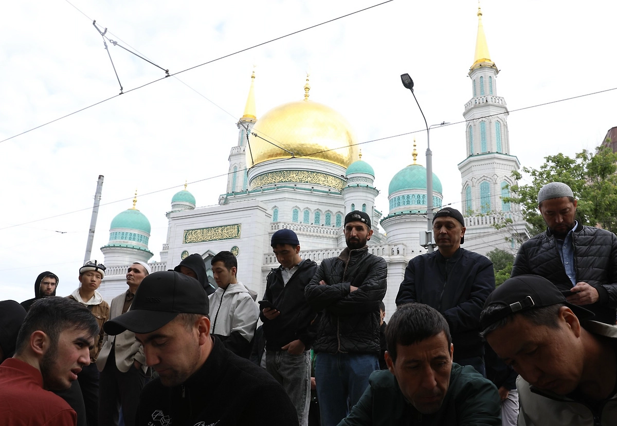 Тысячи мусульман собрались на намаз у Соборной мечети в Москве на Курбан-байрам. Фото © Life.ru