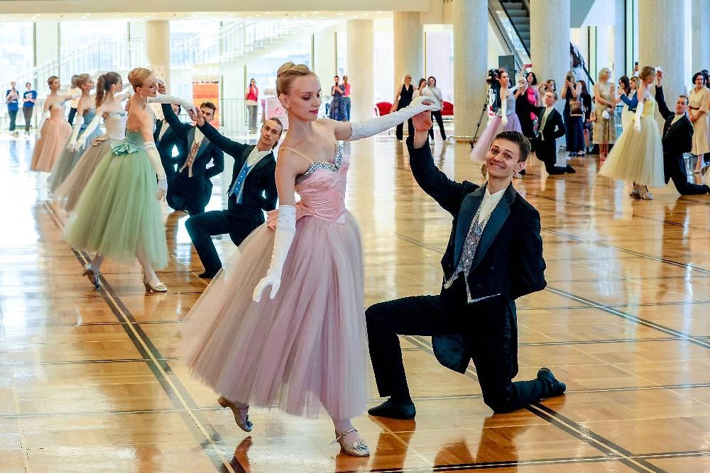 Выпускники школ во время Всероссийского выпускного бала. Фото © ТАСС / Михаил Метцель 