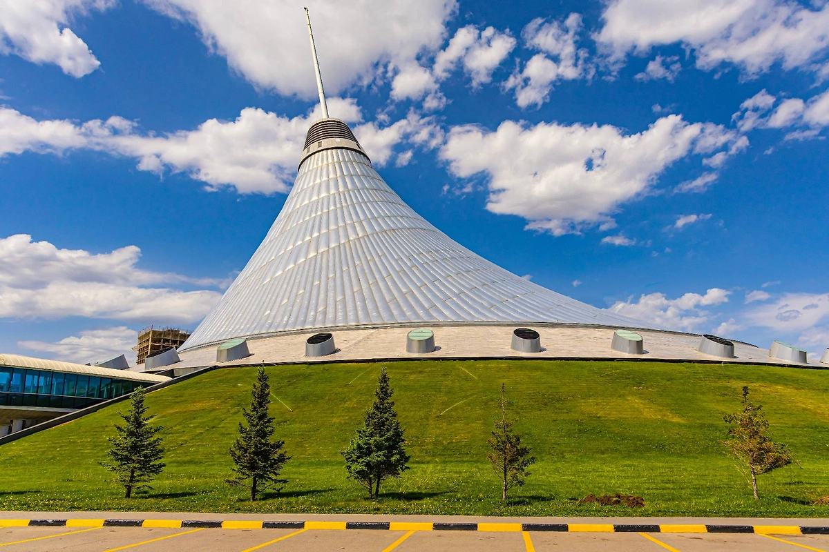 Хан Шатыр в Астане: огромный шатёр с пляжем внутри. Фото © Shutterstock / FOTODOM / Kadagan