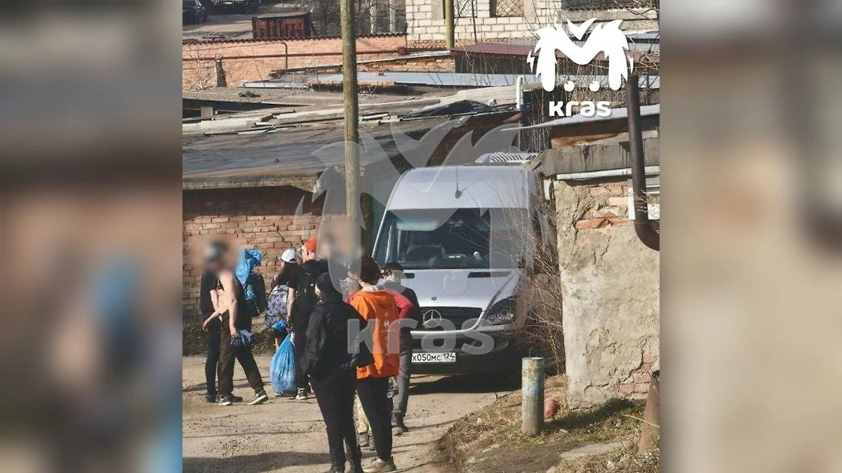 Туристы, устроившие мощный пожар под Красноярском сигнальными ракетами. Фото © Telegram / Kras Mash 