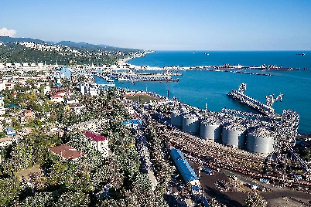 143 пожарных ликвидировали открытое горение на морском терминале в Туапсе