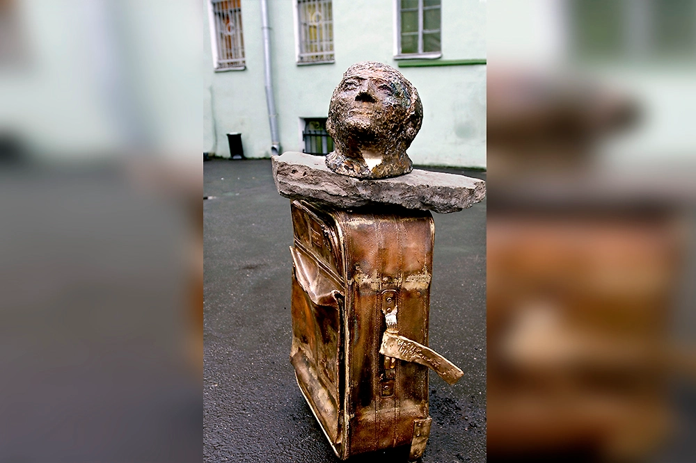 Иосиф Бродский остаётся одним из главных символов независимой русской поэзии. Культурная композиция «Бродский приехал» во дворе филфака СПбГУ. Фото © ТАСС / Юрий Белинский