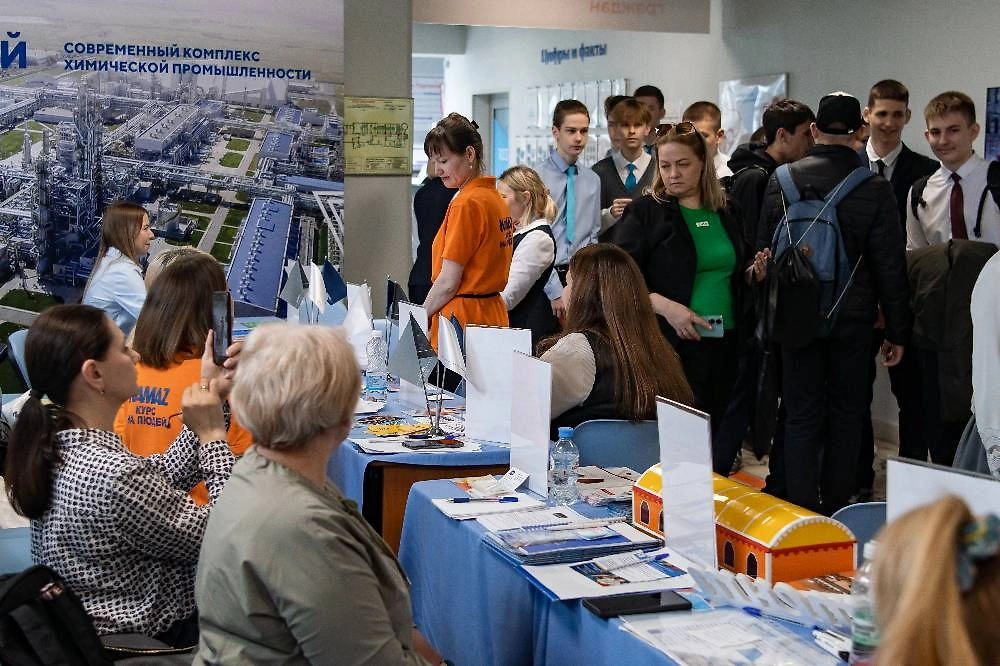 Набережные Челны. Посетители на ярмарке трудоустройства «Работа России. Время возможностей». Фото © ТАСС / Бизнес Online / Олег Спиридонов