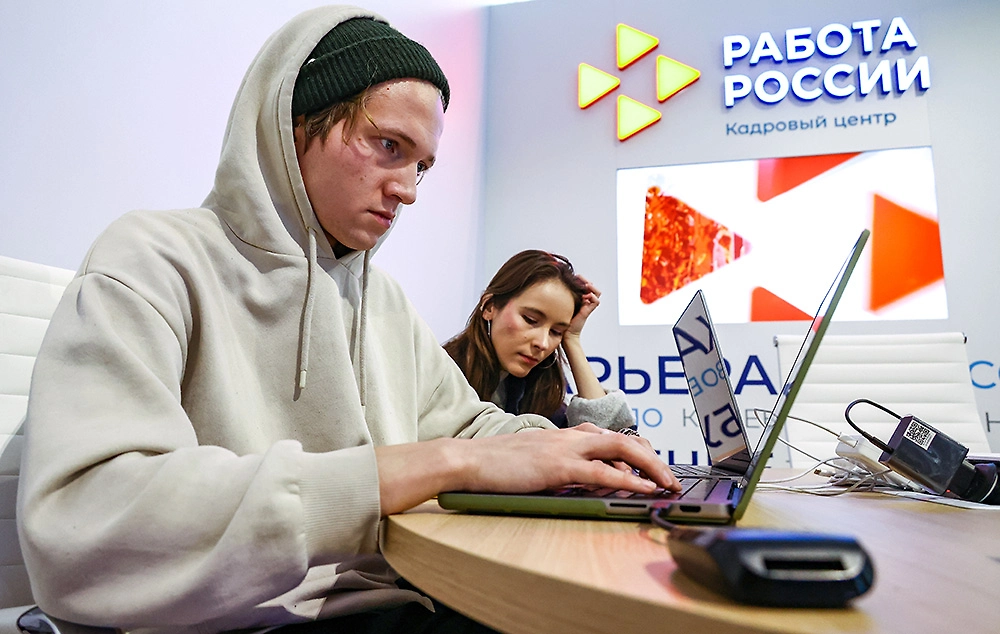 Участники на стенде кадрового центра «Работа России» на выставке-форуме «Россия» на ВДНХ. Фото © ТАСС / Артём Геодакян