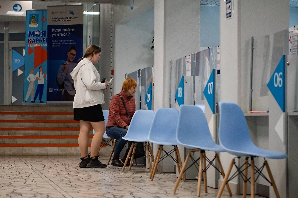 Набережные Челны. Посетители на ярмарке трудоустройства «Работа России. Время возможностей». Фото © ТАСС / Бизнес Online / Олег Спиридонов