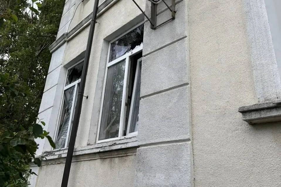 В Новороссийске обломки дронов ВСУ повредили остекление в двух жилых домах. Фото © Telegram / Андрей Кравченко | Глава города-героя Новороссийска