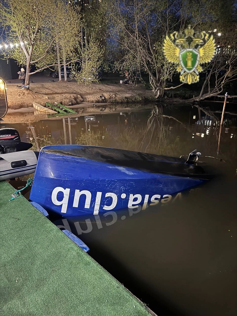 Перевернувшийся катер. Фото © Telegram / Московская межрегиональная транспортная прокуратура