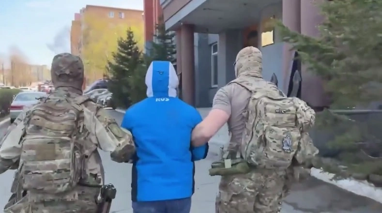Задержан сборщик дани жестокой банды, держащей с страхе жителей Ливадии с 1992 года. Обложка © Telegram / Следком Приморья