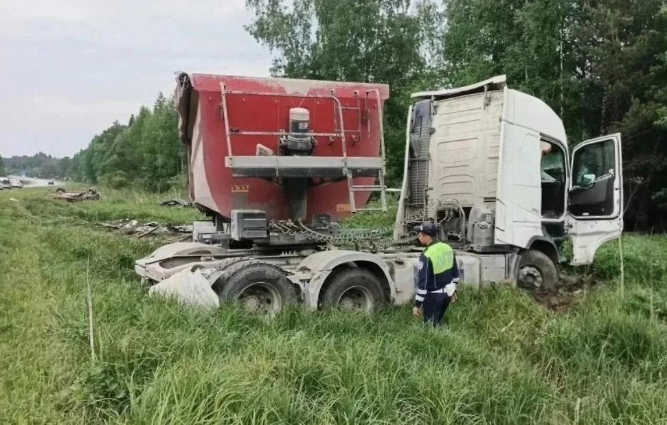 Грузовик и легковушка столкнулись на трассе в Пермском крае. Фото © VK / ЧП и ДТП Пермь