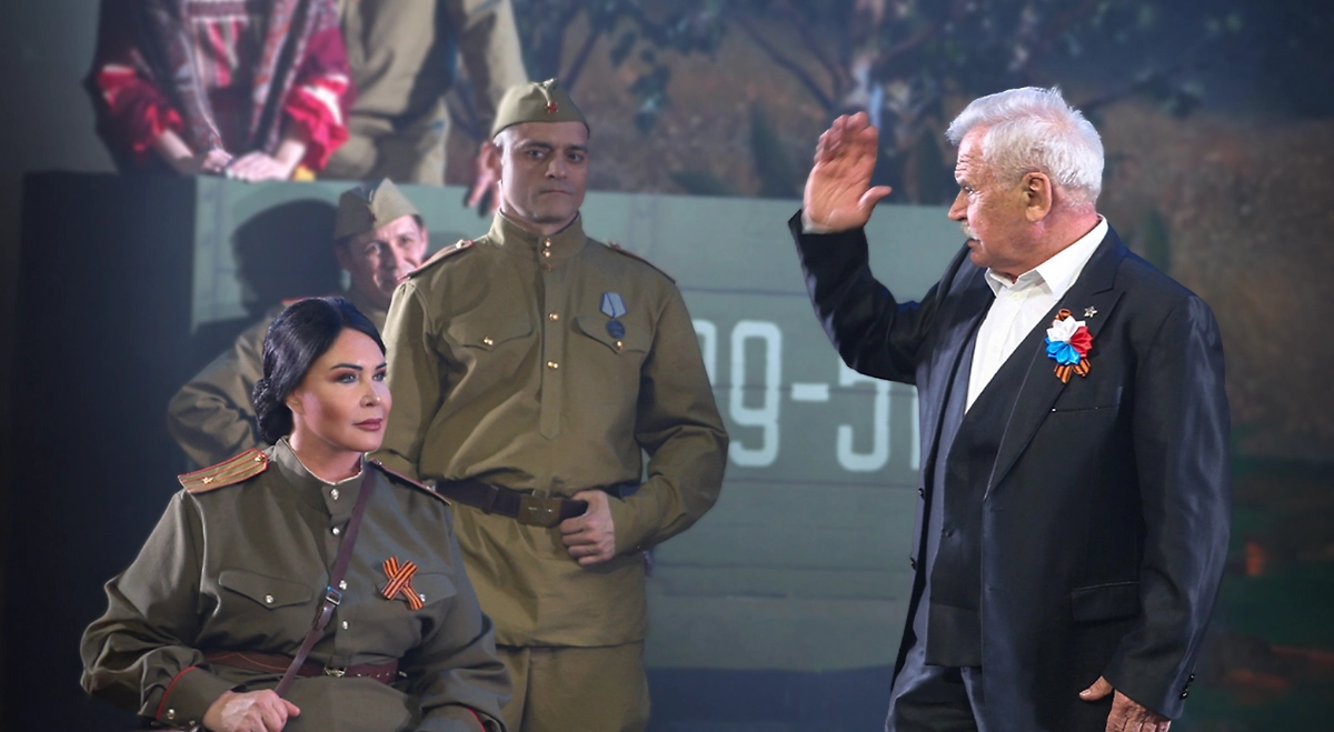 Сергей Никоненко блистает в спектакле по поэме Твардовского. Фото © Пресс-служба театра «Русская песня» 