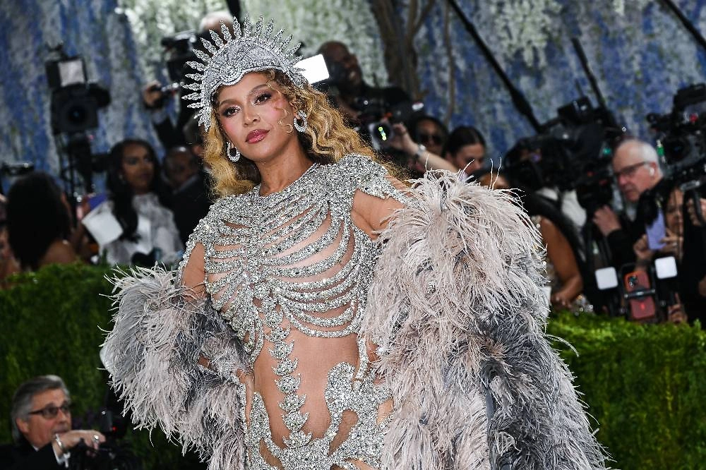 Бейонсе вернулась на Met Gala спустя 10 лет в блестящем наряде. Фото © ТАСС / Anthony Behar / Sipa USA