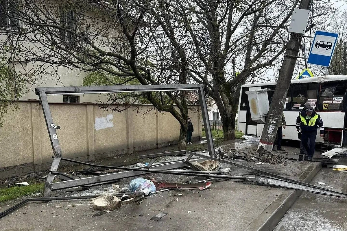 В Симферополе рейсовый автобус сбил остановку, пострадала женщина. Фото © Telegram / Госавтоинспекция Крыма