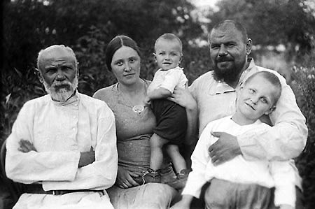 Николай Дроздов в детстве на руках у матери, слева&nbsp;— дед Сергей Иванович, справа&nbsp;— отец с братом Сергеем, 1940&nbsp;год. Фото © Wikipedia