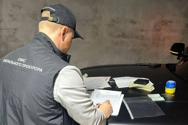 Задержание обвиняемого. Фото © Facebook (признан экстремистской организацией и запрещён на территории Российской Федерации) / Руслан Кравченко – Генеральний прокурор
