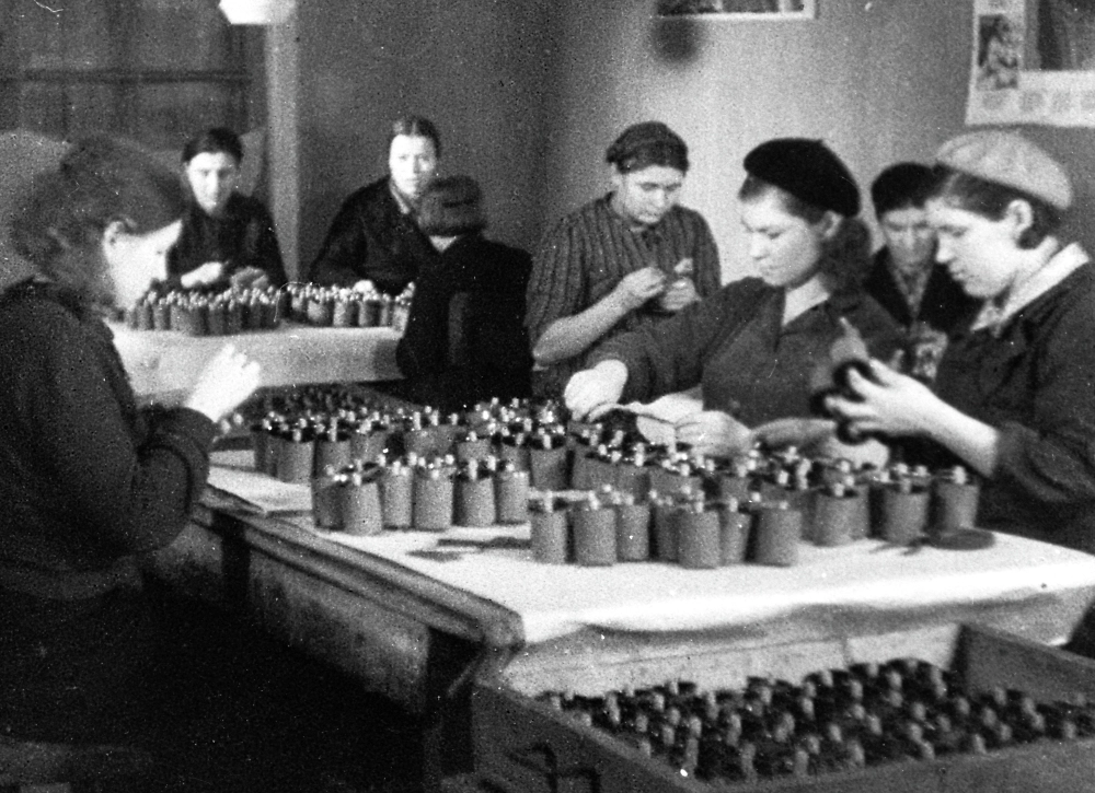Обложка журнала «Модели сезона» за 1942 год, блокадный Ленинград. Фото © РИА Новости