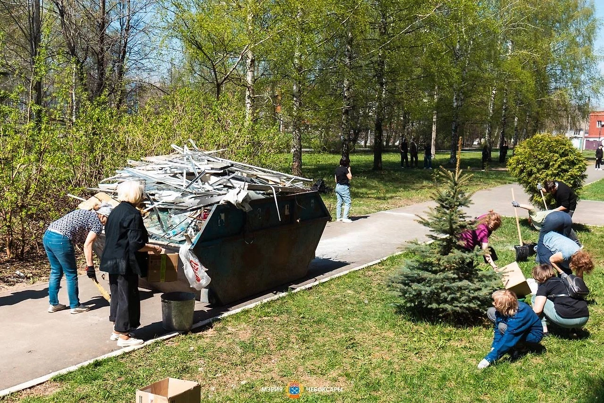 В Чебоксарах работы после атак ВСУ идут нон-стоп. Фото © Telegram / Станислав Трофимов 