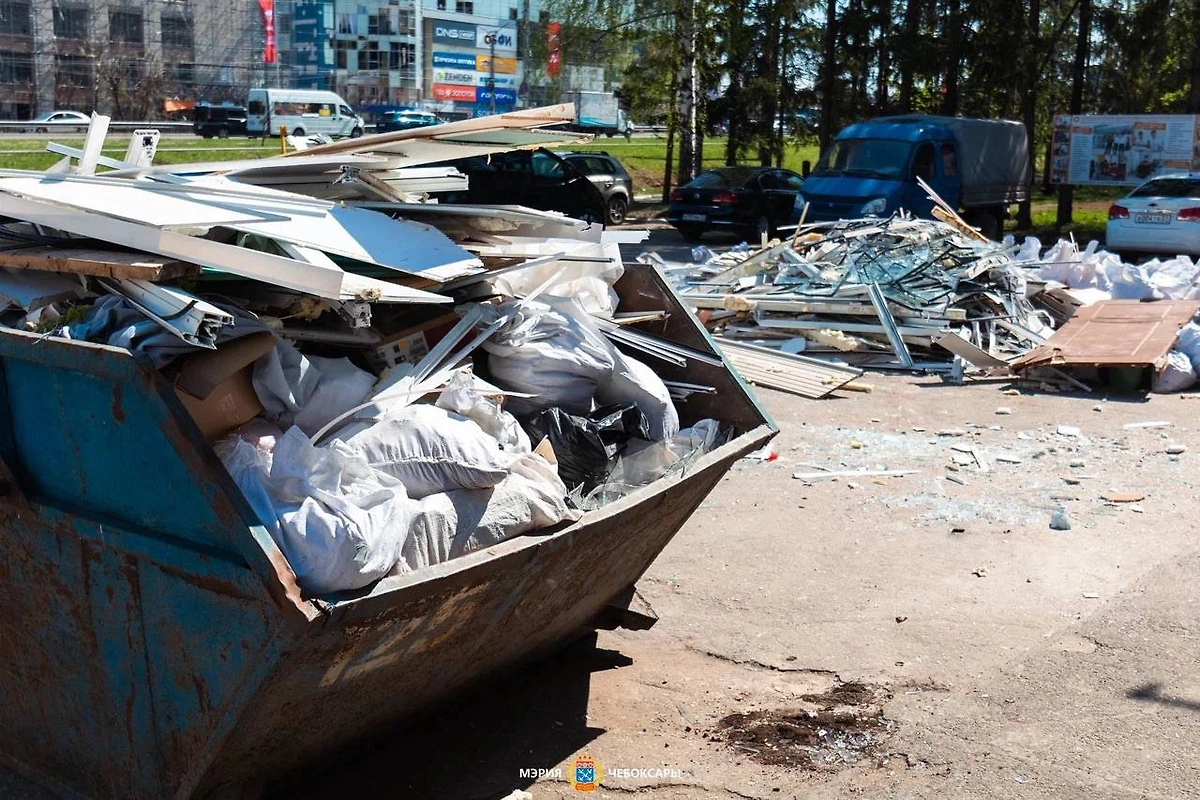 В Чебоксарах работы после атак ВСУ идут нон-стоп. Фото © Telegram / Станислав Трофимов 