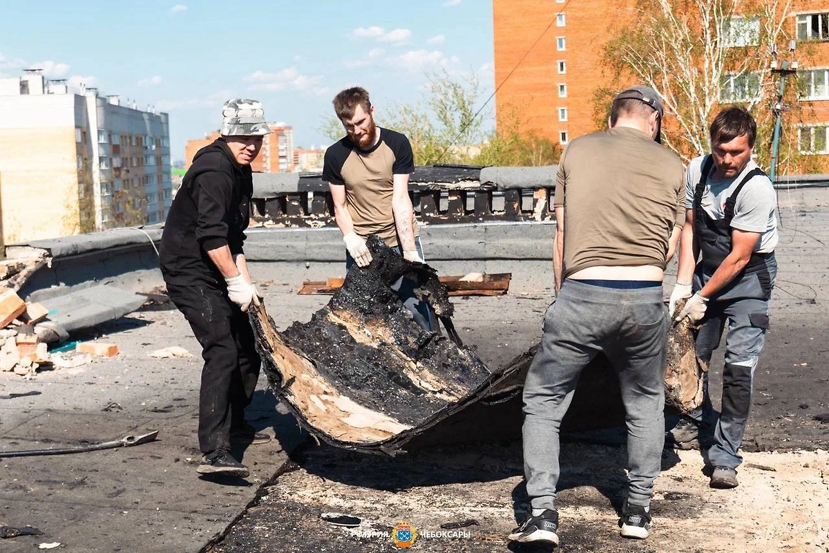 В Чебоксарах работы после атак ВСУ идут нон-стоп. Фото © Telegram / Станислав Трофимов 
