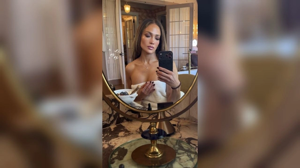 56-летняя Дженнифер Лопес устроила откровенную фотосессию в полотенце. Фото © Instagram (признан экстремистской организацией и запрещён на территории Российской Федерации) /jlo