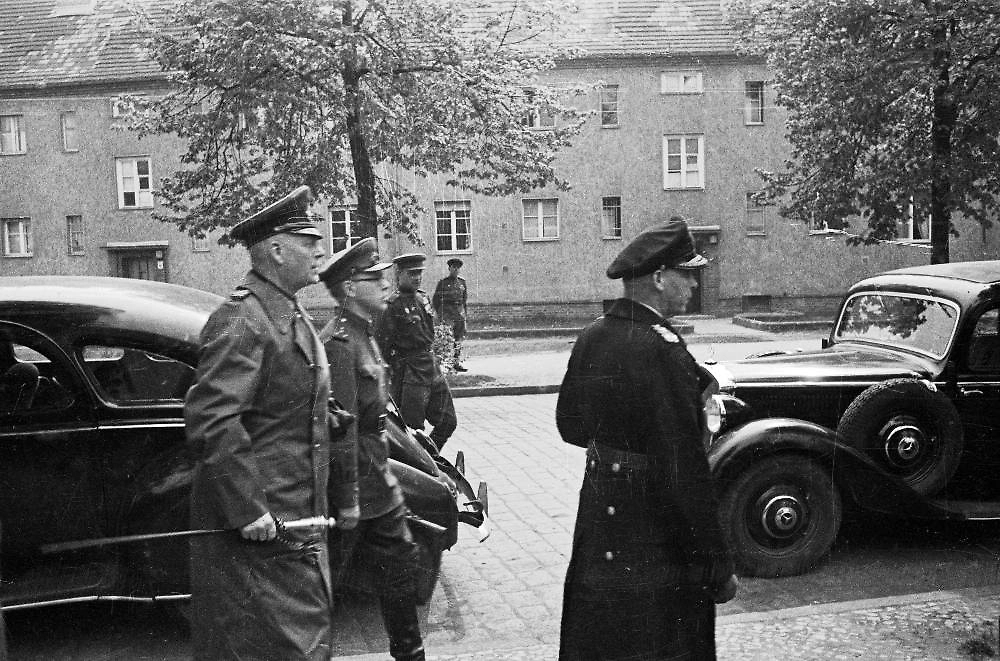 Как проходили последние дни войны в 1945 году: хронология событий 8–9 мая. Начальник Верховного командования вооружённых сил нацистской Германии генерал-фельдмаршал Вильгельм Кейтель (слева на первом плане). Фото © ТАСС / Евгений Тиханов