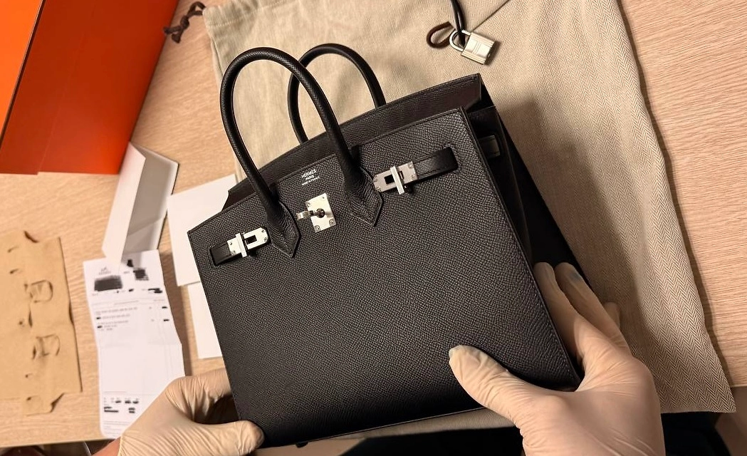 Незадекларированную сумку Hermes обнаружили у пассажирки в аэропорту Жуковский. Видео © Пресс-служба Федеральной таможенной службы (ФТС) РФ.